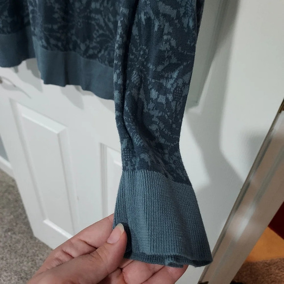 LOFT Outlet Blue Floral Design Long Sleeve Lightweight Sweater in Size XL - Picture 9 of 10